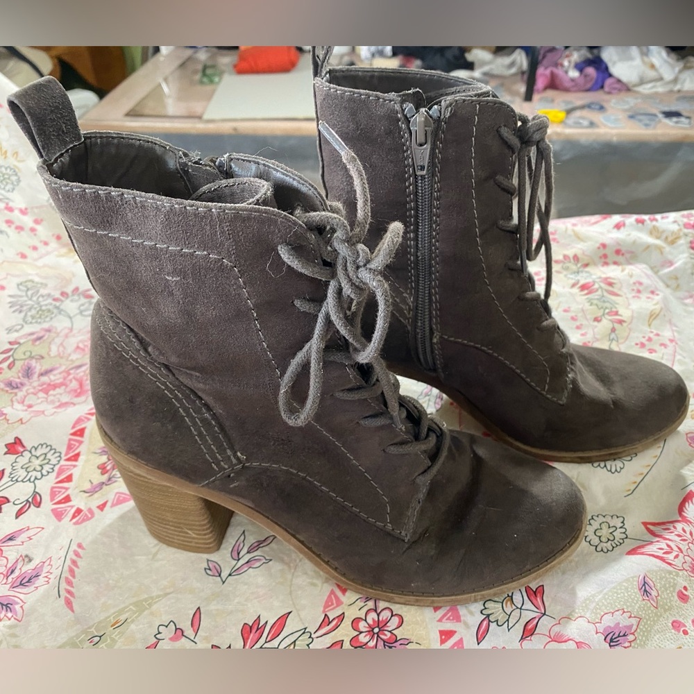 Super cute, DOLCETTA, chocolate brown, lace up, heeled boots!!